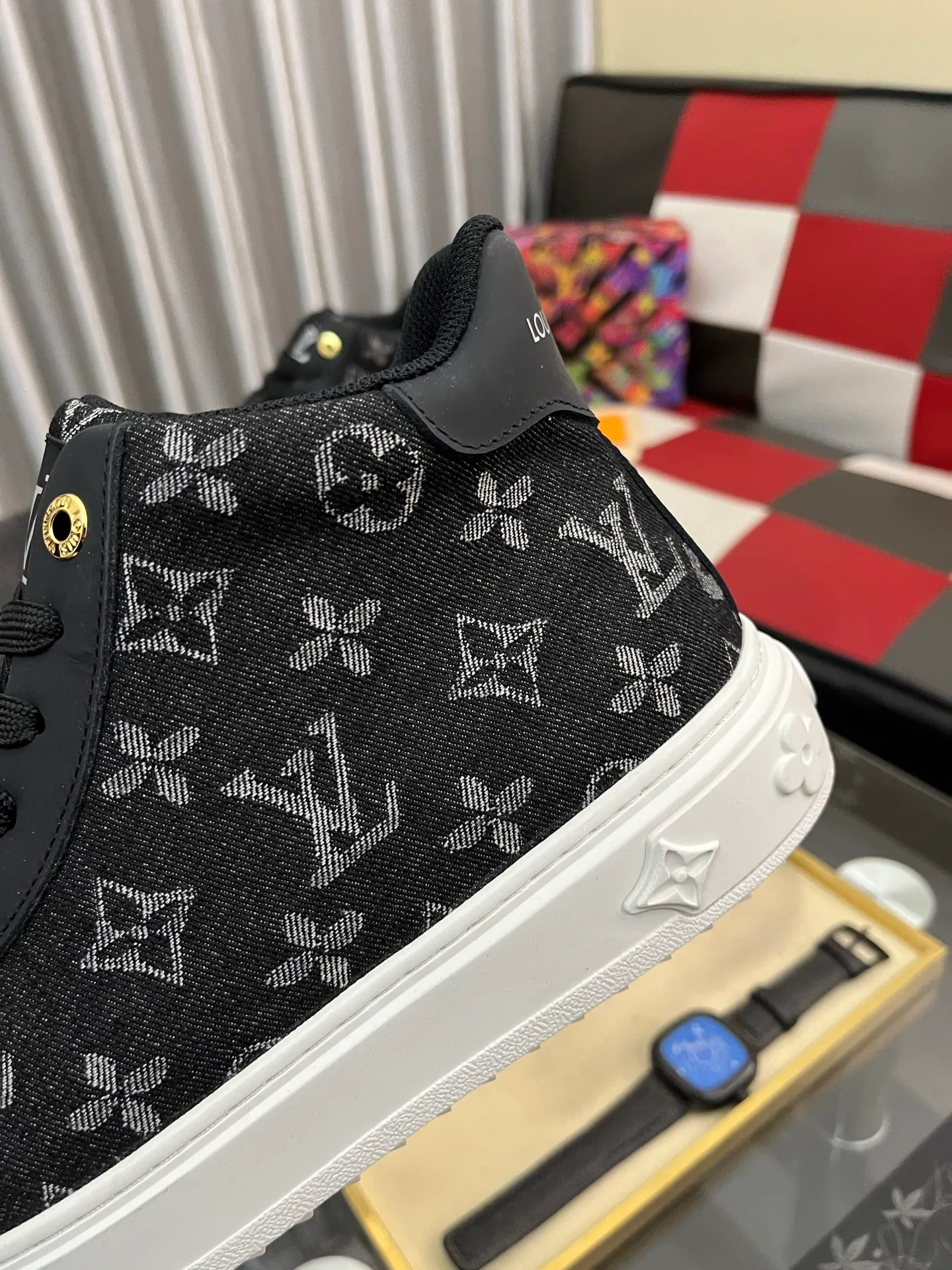 Men's shoes 💰: 560⌚️⌚️ Louis vuitton/LV Louis Vuitton 》Original quality.~ Unique modern style sneakers. 🏃A must-have casual shoe for trendy men😍😍 Original brand imported from Italy, imported original leather, sheep lining (refuses to discolor and grind feet) Sole: Original sole provided by the original factory, French lazy style design ⚠️Fit to the feet, original quality, super comfortable original sole. Code number: 38-444⃣️Color optional